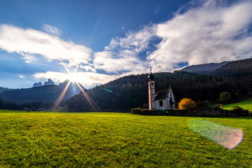 Obraz premium St Johann Church, Santa Maddalena, Val Di Funes, Dolomites, Italy.