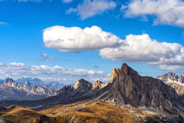 Obraz premium Landscape shot at the Passo di Giau, in the the Italian Dolomites, during autumn time.