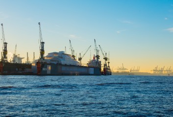 Fototapeta premium Abendrot am Hamburger Hafen Werft