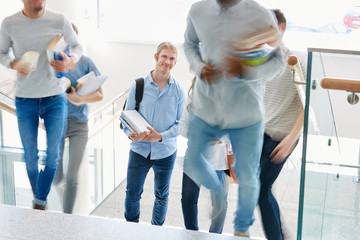 Studenten in Hektik in der Universität