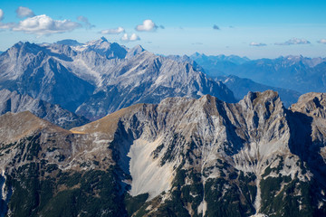 Zugspitze, gesehen vom Eibsee im Herbst