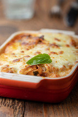 Nahaufnahme der hausgemachte Lasagne auf Holz