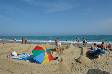 Fototapeta na wymiar faire un château de sable,sur la plage, à Marseillan plage, sur la méditerranée pendant les vacances