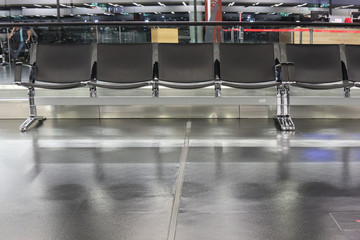 Obraz premium Rows of black chairs at waiting lounge in Airport