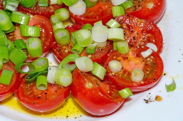 Tomaten mit Fürhlingszwiebeln