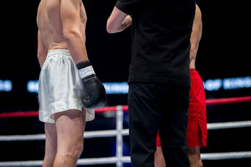 fight boxing referee will announce winner of mans boxers
