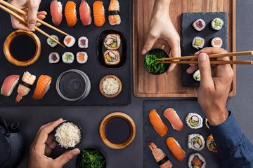 Selbstklebende Fototapeten Teilen und Essen von Sushi-Essen © Rido