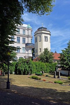Kirchturm und Grabsteine in Karlshamn Schweden