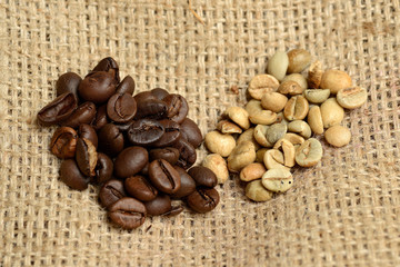 Fototapeta premium green and roasted coffee beans comparison