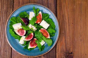 Salad with figs, arugula and cheese brie