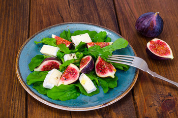 Salad with figs, arugula and cheese brie