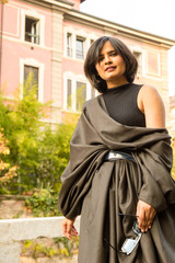 Naklejka premium Indian woman posing in an urban context