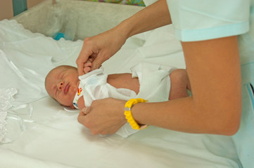 Obraz premium the doctor swaddle baby