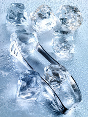 ICE CUBES WITH TONGS