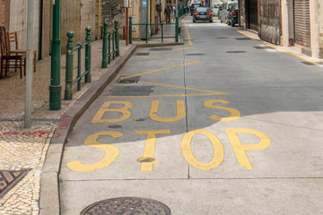 狭い路地のバス停