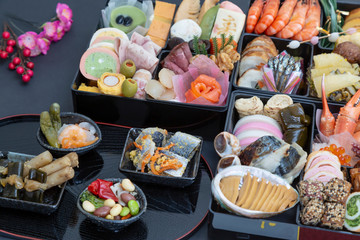 日本の伝統食「お節料理」の俯瞰写真。正月、年始,料理,伝統,文化イメージ