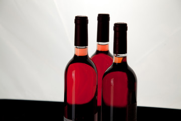 Bodegón de botellas de vino rosado