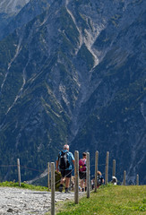 Fototapeta na wymiar wanderer auf dem walmendingerhorn