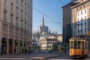 Naklejka premium Walking in Milan to the Duomo