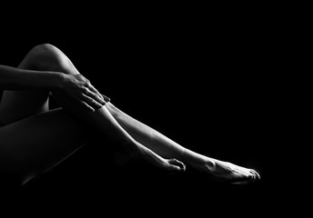 Artistic nude girl in black and white with moisturizer - obrazy, fototapety, plakaty