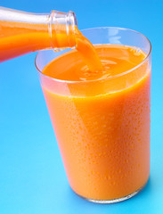 POURING CARROT JUICE