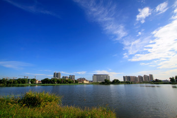 Obraz premium city scenery, buildings stand beside the river