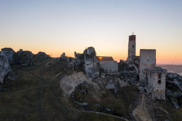 Obraz premium ruiny średniowiecznego zamku o zachodzie słońca Olsztyn