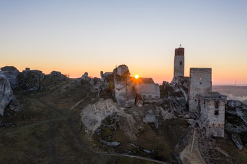 Fototapeta na wymiar ruiny średniowiecznego zamku o zachodzie słońca Olsztyn