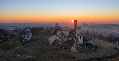 ruiny średniowiecznego zamku o zachodzie słońca Olsztyn © Arkadiusz