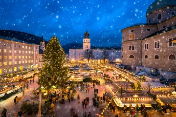 Deurstickers Salzburger Christkindlmarkt auf dem Domplatz im Winter, Österreich © eyetronic