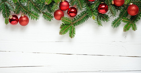 cornice di Natale con rami di abete e palline rosse