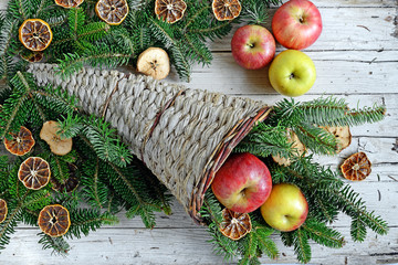 decorazioni di Natale con le mele e cornucopia