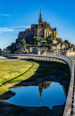 Naklejka premium Reflet du Mont Saint Michel