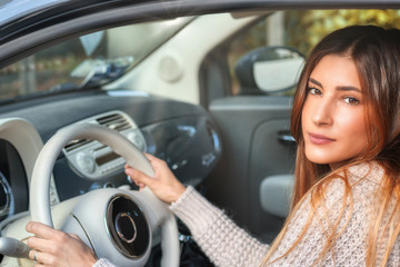 Una ragazza al volante