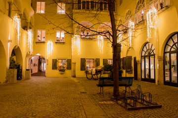 Fototapeta na wymiar Weihnachtlicher Innenhof in Klagenfurt am Wörther See