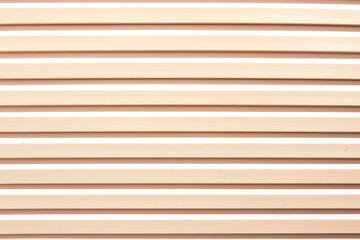 Obraz premium Jasnoszary (biały) winylowy panel boczny drewniany tło z imitacją tekstury drewna. Siding winylowy tekstury i tła w osiedlu mieszkaniowym. Koncepcja tło nieruchomości.