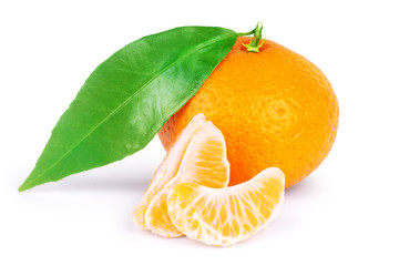 Ripe tangerines with leaves and slices on white background - obrazy, fototapety, plakaty