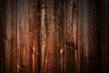 Alte dunkle Bretterwand aus rot braunem Holz