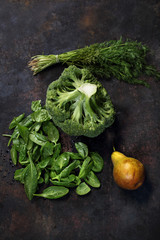 Zielone warzywa, zdrowa dieta . Brokułodego szpinaku, pęczek koperku i gruszka na ciemnym tle. - obrazy, fototapety, plakaty