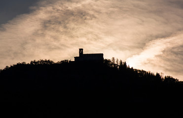 Kirche in Italien, schwarze silhouette