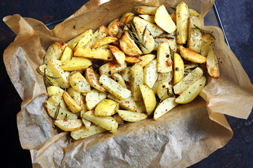 Frytki z piekarnika. Ziemniaki z ziołami i czosnkiem pieczone w piekarniku. © foodandcook