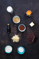 Domowe muffinki czekoladowe. Składniki potrzebne do wypieków. - obrazy, fototapety, plakaty