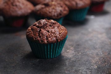 Muffinki czekoladowe. Domowe czekoladowe ciasteczka na ciemnym stole. - obrazy, fototapety, plakaty