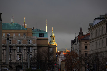 Obraz premium Aerial view of Old Town and Prague Castle at sunset in Prague, Czech Republic Prague bridges at dusk, shot from a bird's eye view