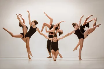 Crédence de cuisine en verre imprimé École de danse Le groupe de danseurs de ballet modernes dansant sur fond gris studio