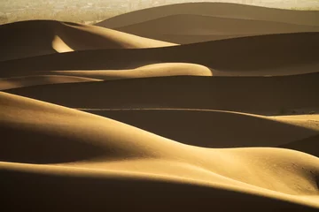 Poster Achtergrond met zandduinen in de woestijn © Kokhanchikov