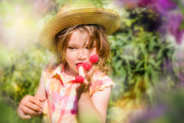 belle enfant mangeant des framboises