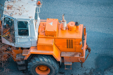 Technique for laying asphalt.