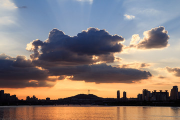 Fototapeta premium beautiful sunst with dramatic sky on Han river in Seoul