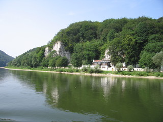 Fototapeta na wymiar Klösterl bei Kelheim im Donaudurchbruch Weltenburg